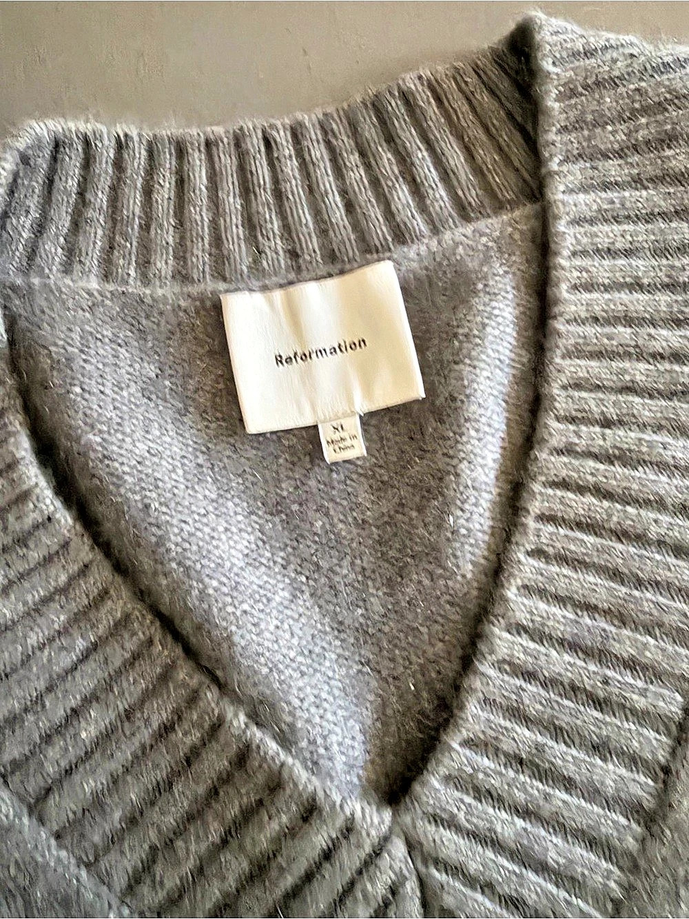 Reformation Jadey Cashmere Oversized V-Neck Sweater Gray XL - Picture 4 of 4